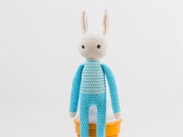 Вязаная игрушка зайчик.